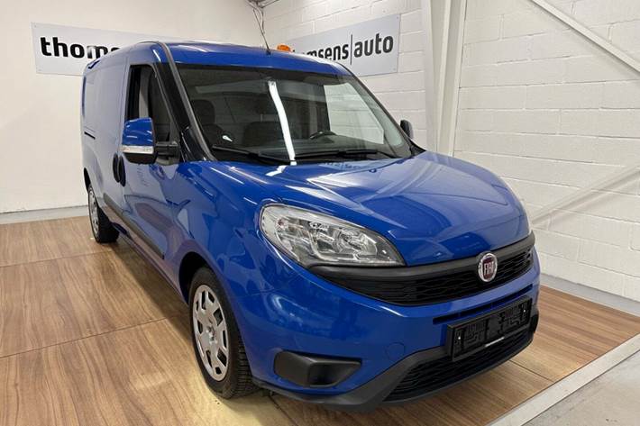 Blå Fiat Doblò Cargo fra 2018 set udefra