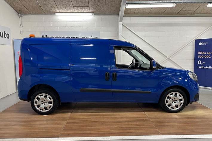 Blå Fiat Doblò Cargo fra 2018 set udefra