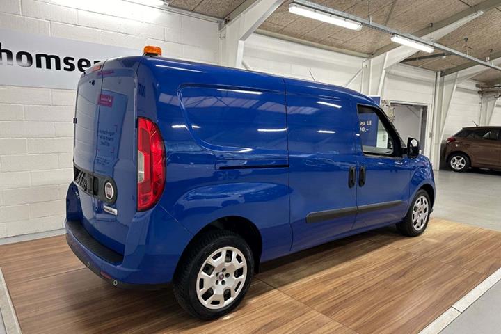 Blå Fiat Doblò Cargo fra 2018 set udefra