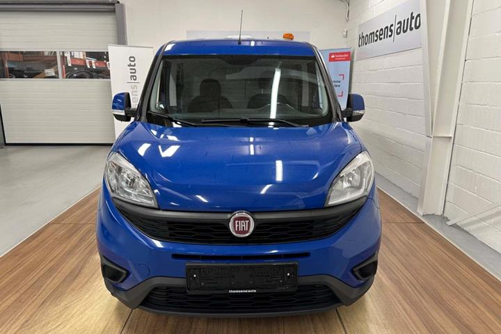 Blå Fiat Doblò Cargo fra 2018 set udefra