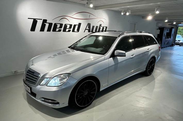 Sølv Mercedes E200 fra 2011 set udefra