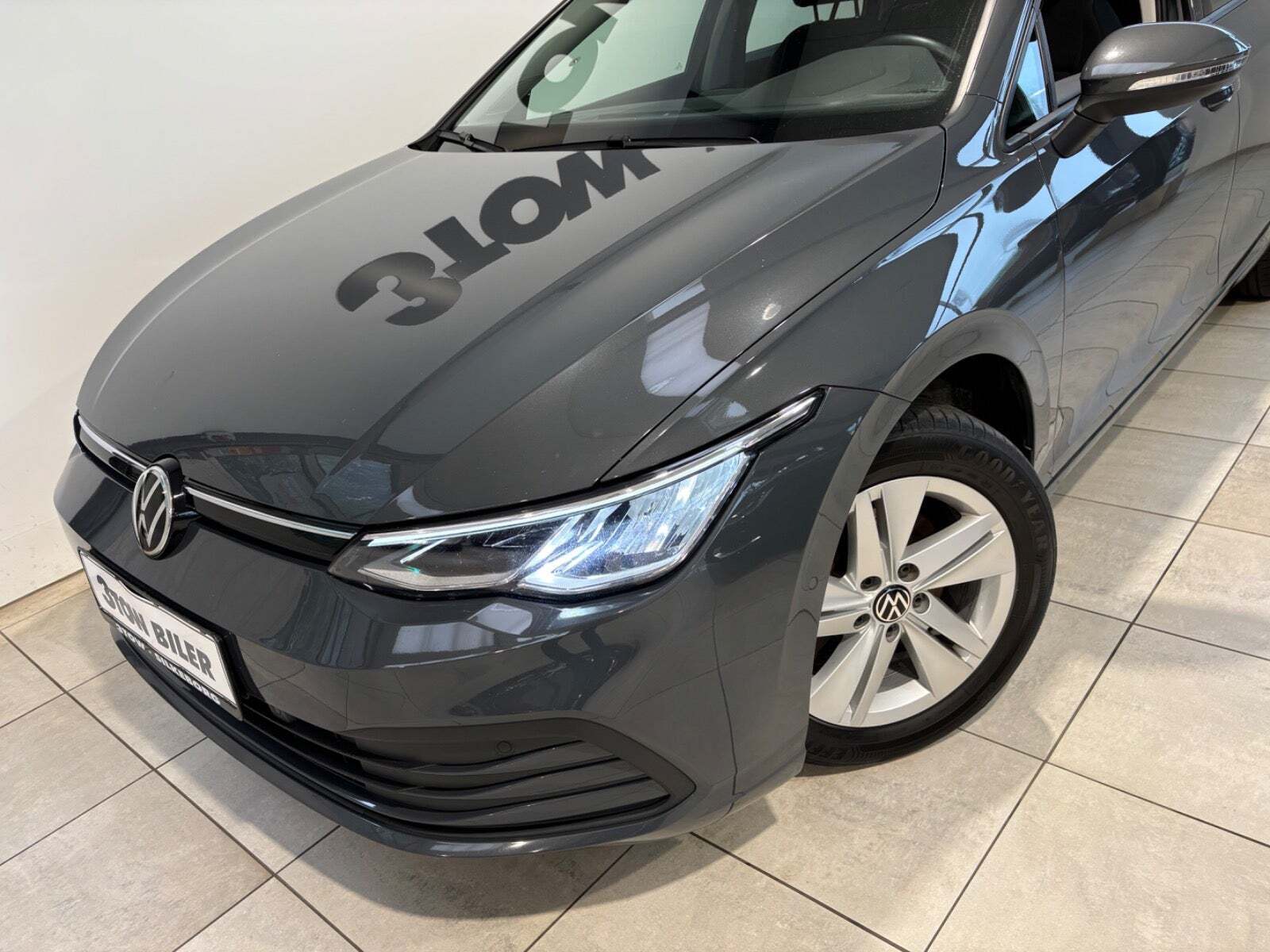 Grå VW Golf VIII fra 2021