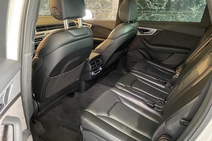 Sort Audi Q7 fra 2016