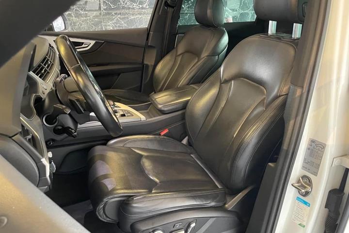 Sort Audi Q7 fra 2016