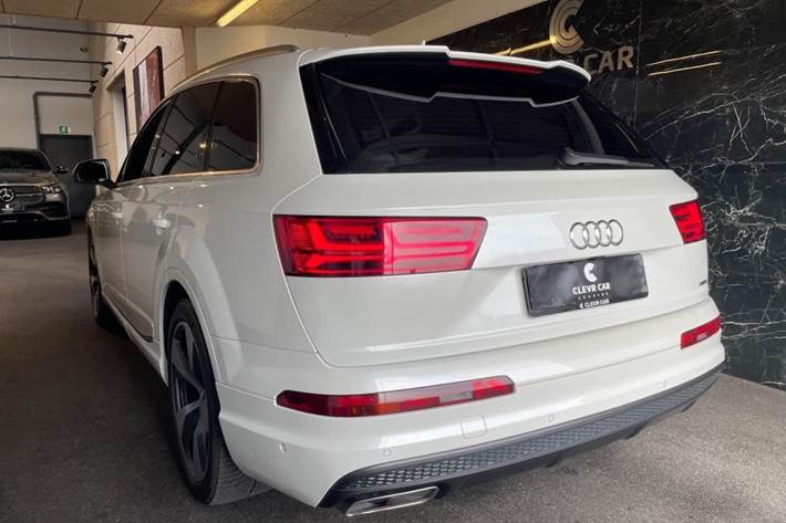 Sort Audi Q7 fra 2016