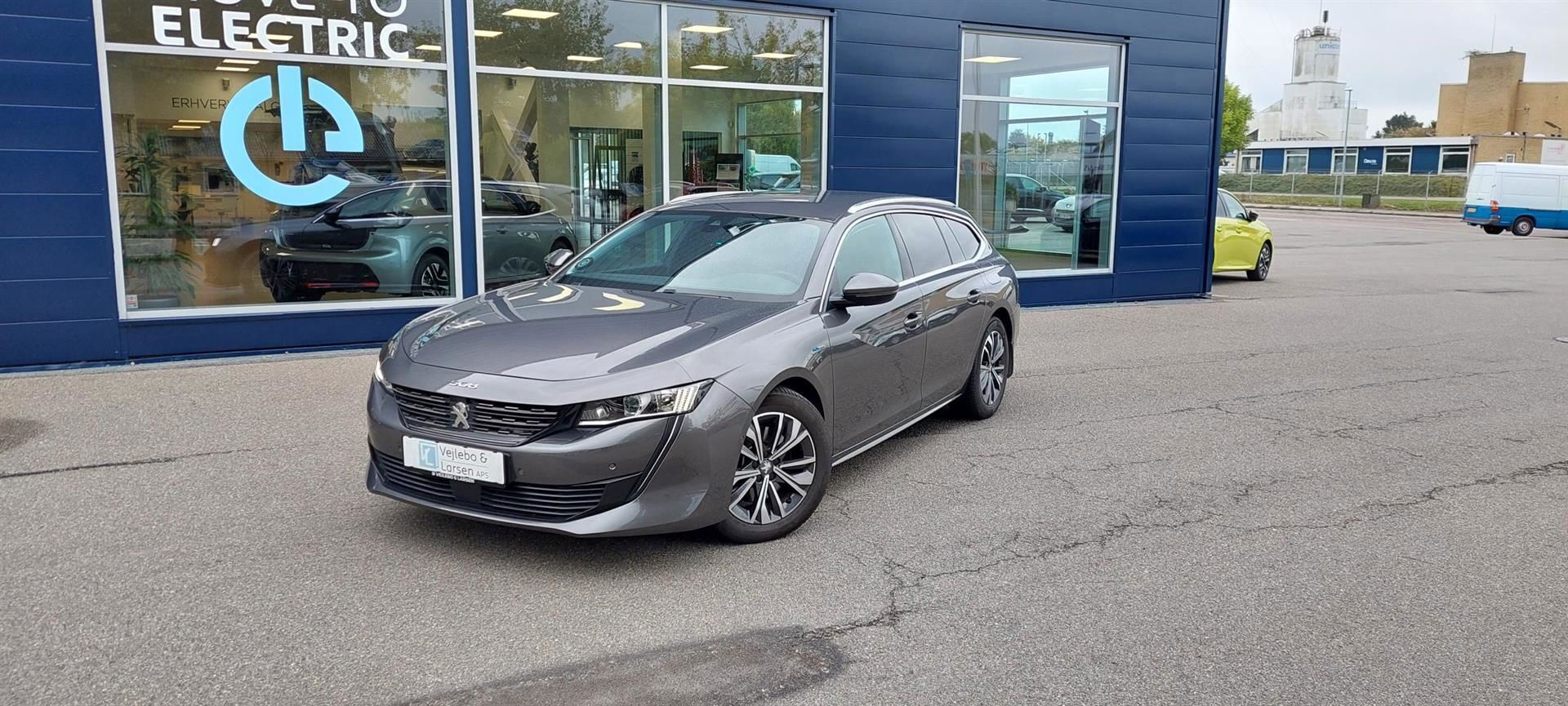 Grå Peugeot 508 fra 2021