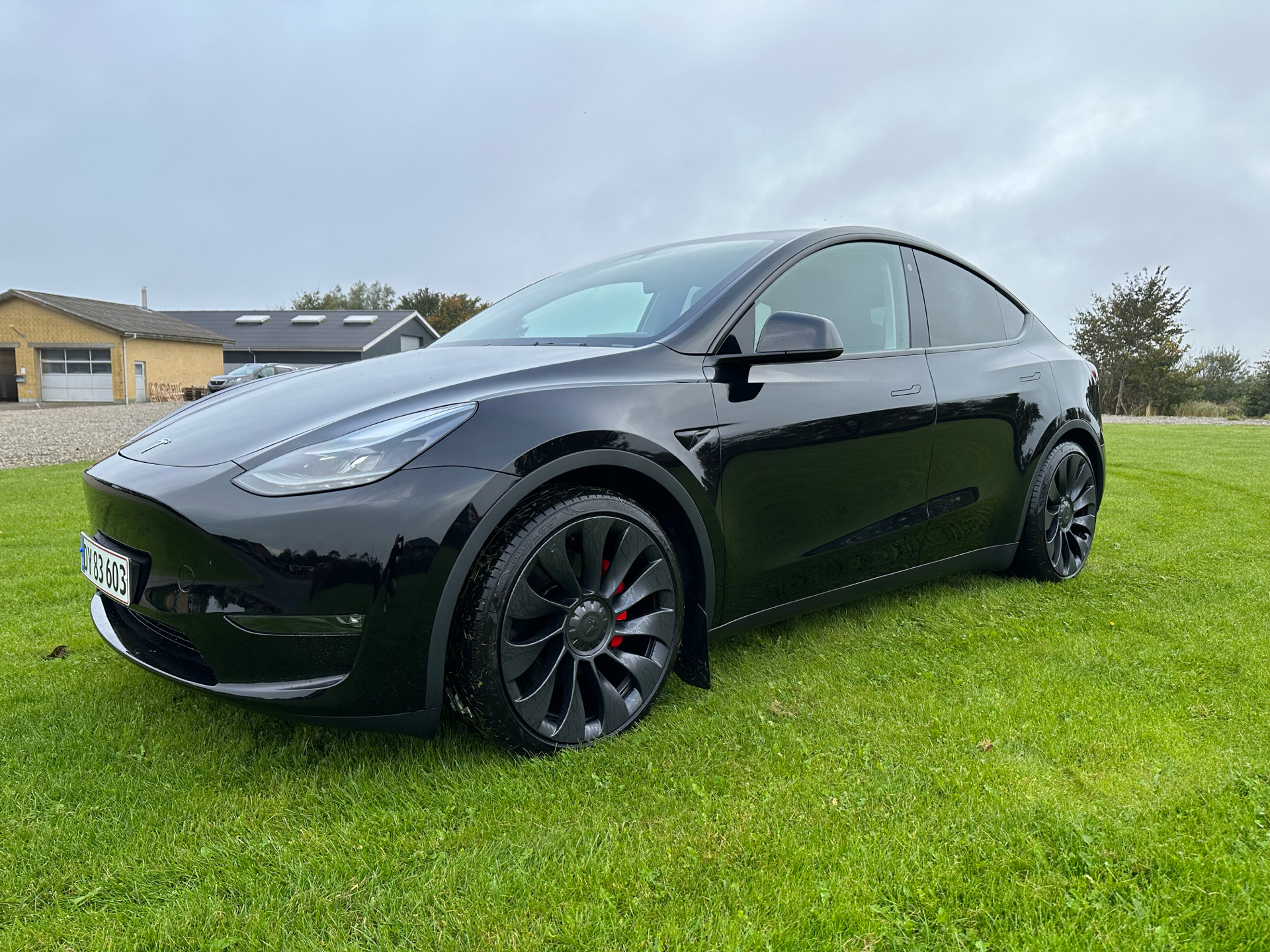 Sort Tesla Model Y fra 2023 set udefra