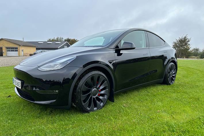 Sort Tesla Model Y fra 2023 set udefra