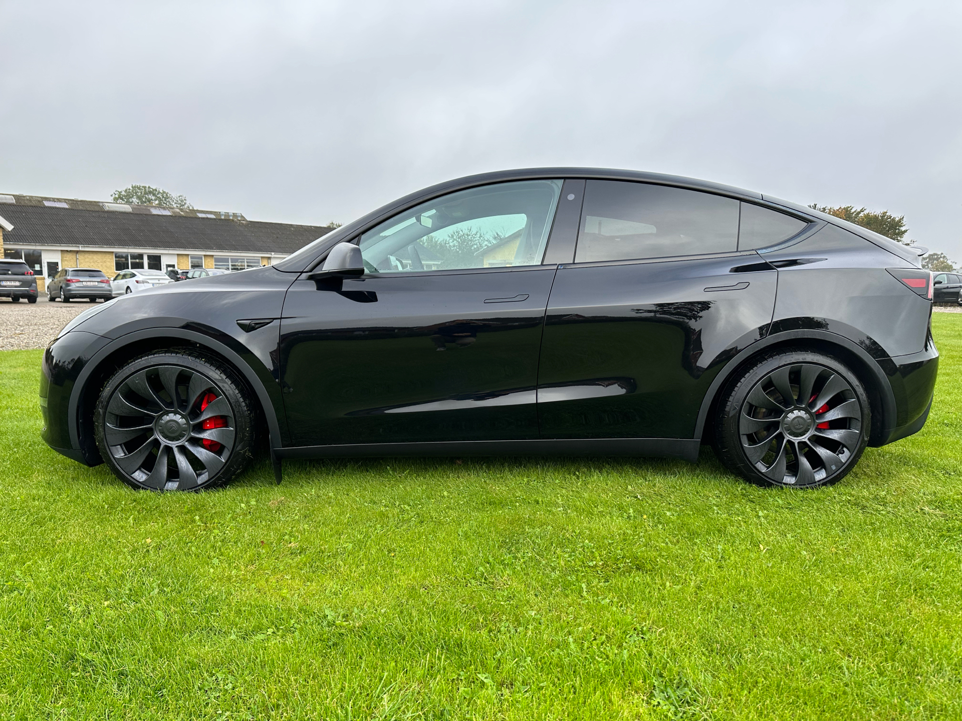 Sort Tesla Model Y fra 2023