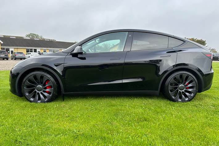 Sort Tesla Model Y fra 2023