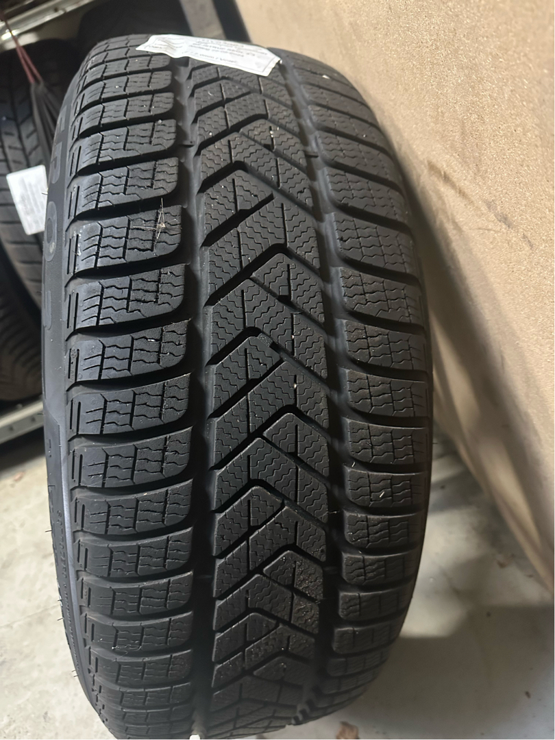 Sort Tesla Model Y fra 2023