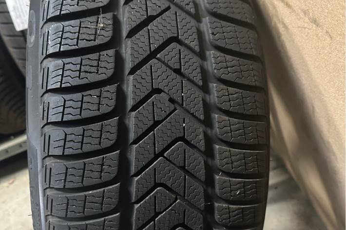 Sort Tesla Model Y fra 2023