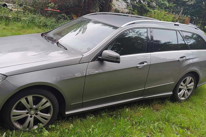 Grå Mercedes E-Klasse fra 2013
