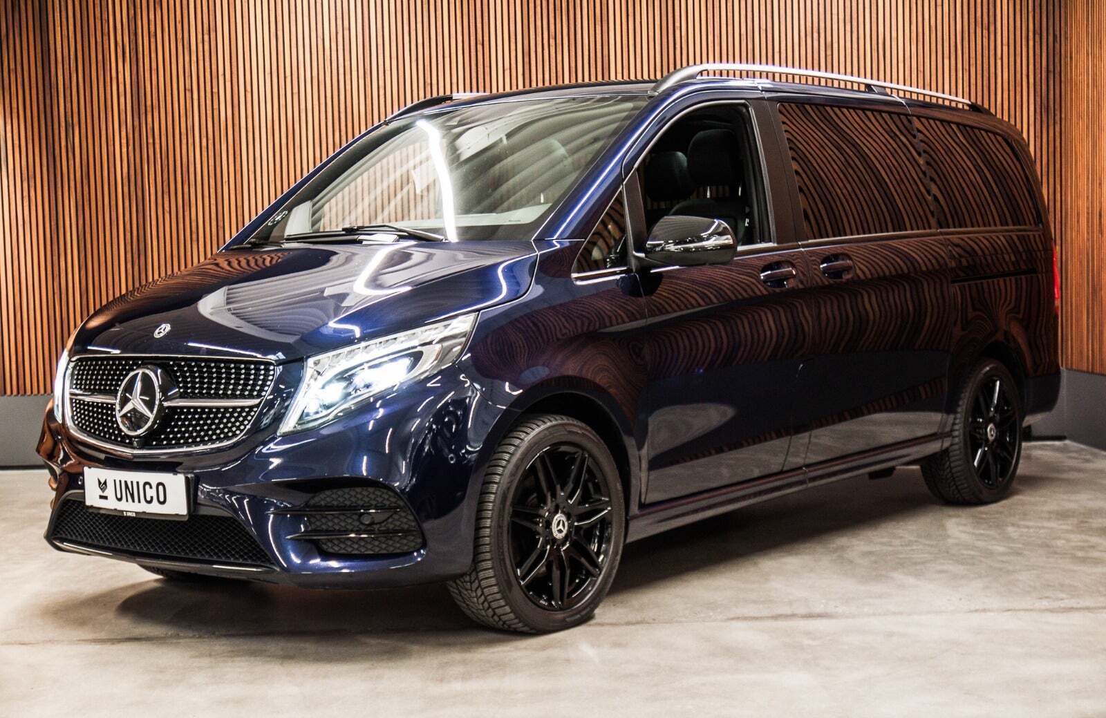 Blå Mercedes V300 d fra 2021 set udefra