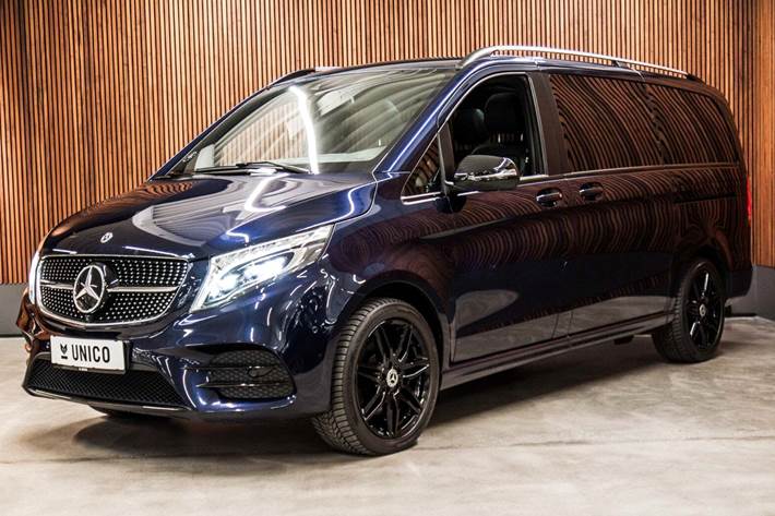 Blå Mercedes V300 d fra 2021 set udefra