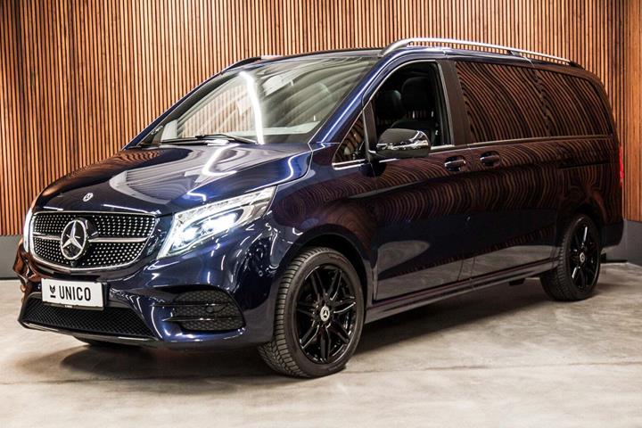 Blå Mercedes V300 d fra 2021 set udefra