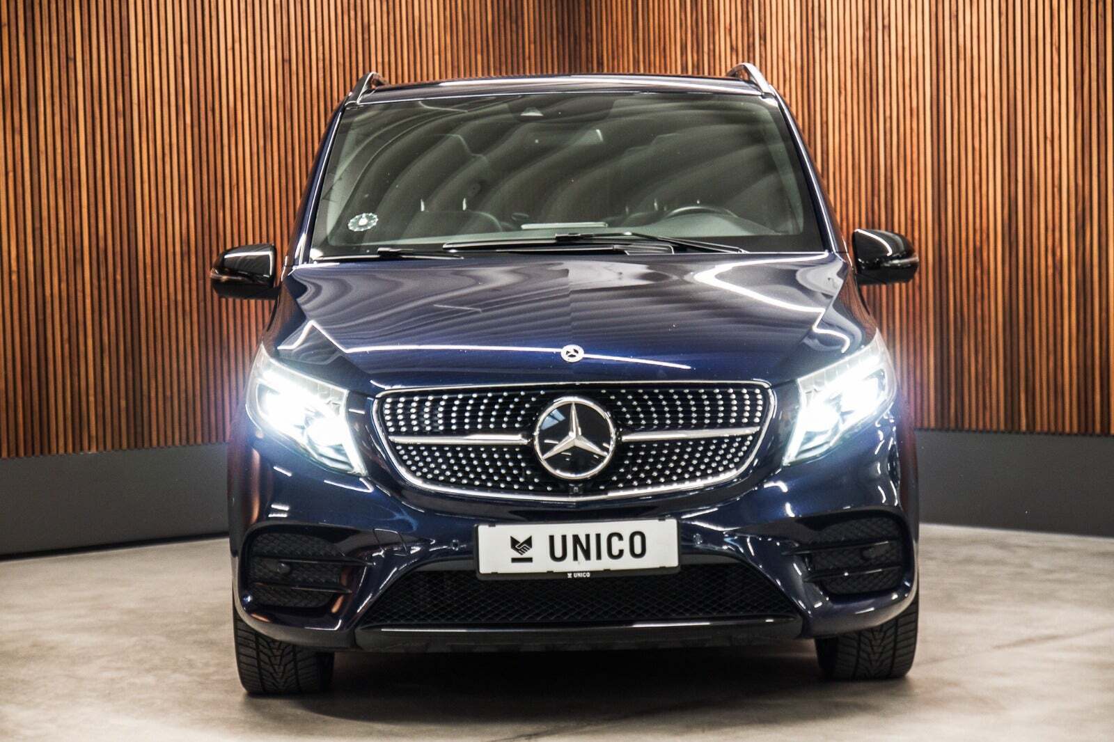 Blå Mercedes V300 d fra 2021