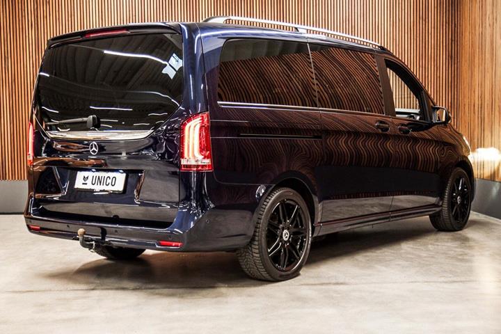 Blå Mercedes V300 d fra 2021