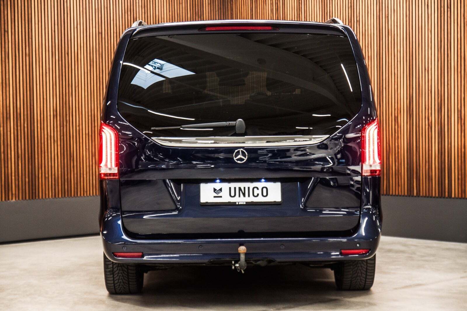 Blå Mercedes V300 d fra 2021