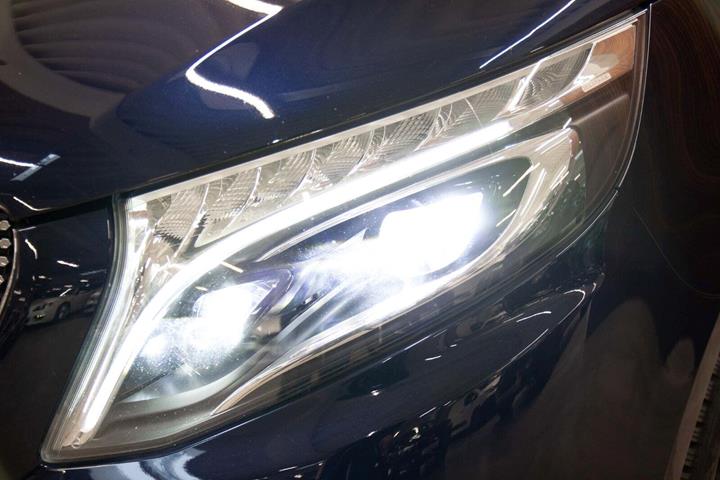 Blå Mercedes V300 d fra 2021