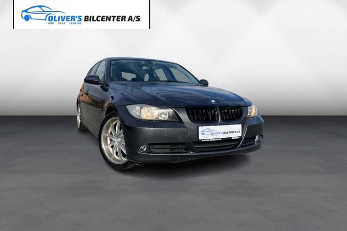 Grå BMW 325i fra 2006 set udefra