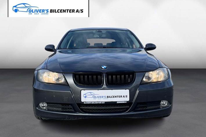 Grå BMW 325i fra 2006 set udefra