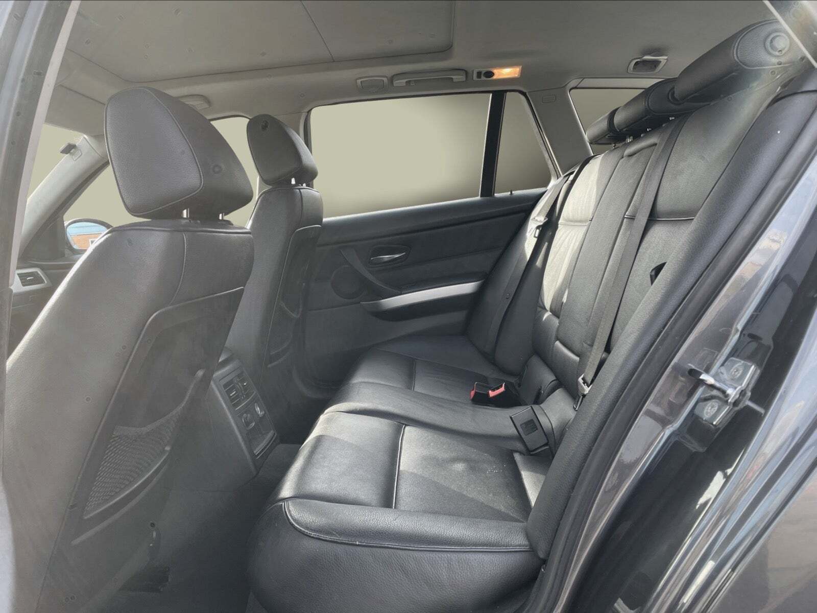 Grå BMW 325i fra 2006 set indefra