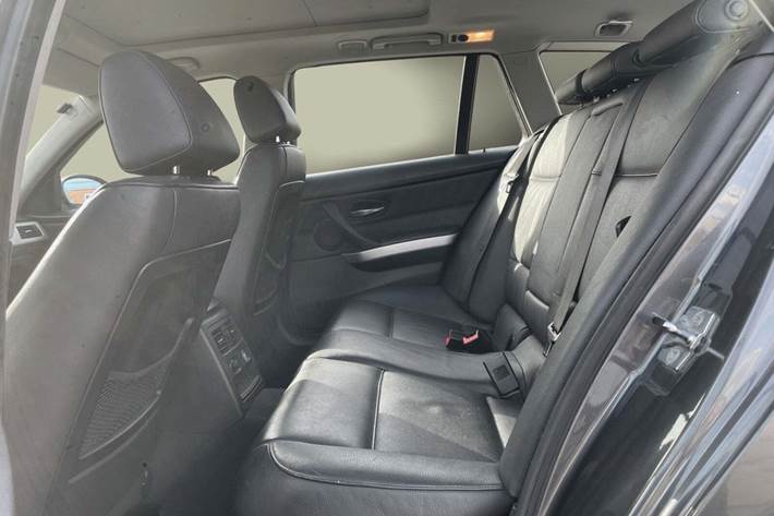 Grå BMW 325i fra 2006 set indefra