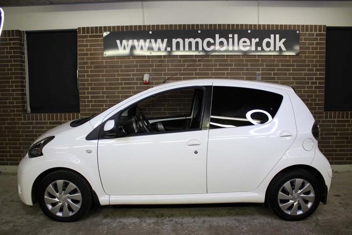 Hvid Toyota Aygo fra 2014