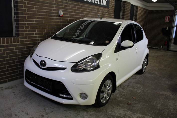Hvid Toyota Aygo fra 2014