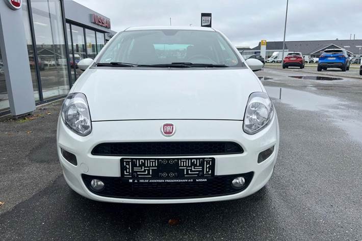 Hvid Fiat Punto fra 2018 set udefra