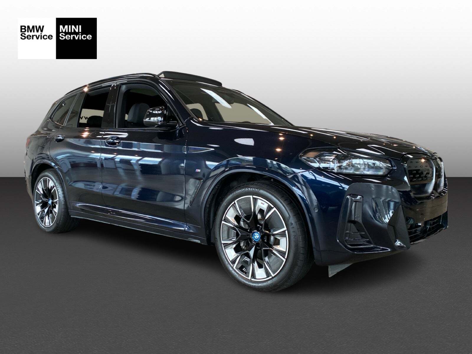 Sort BMW iX3 fra 2024 set udefra