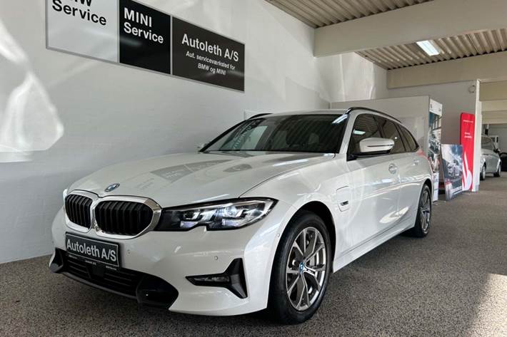 Hvid BMW 330e fra 2022 set udefra