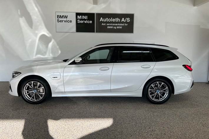 Hvid BMW 330e fra 2022