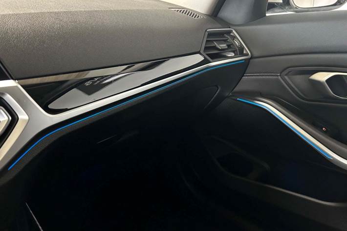 Hvid BMW 330e fra 2022