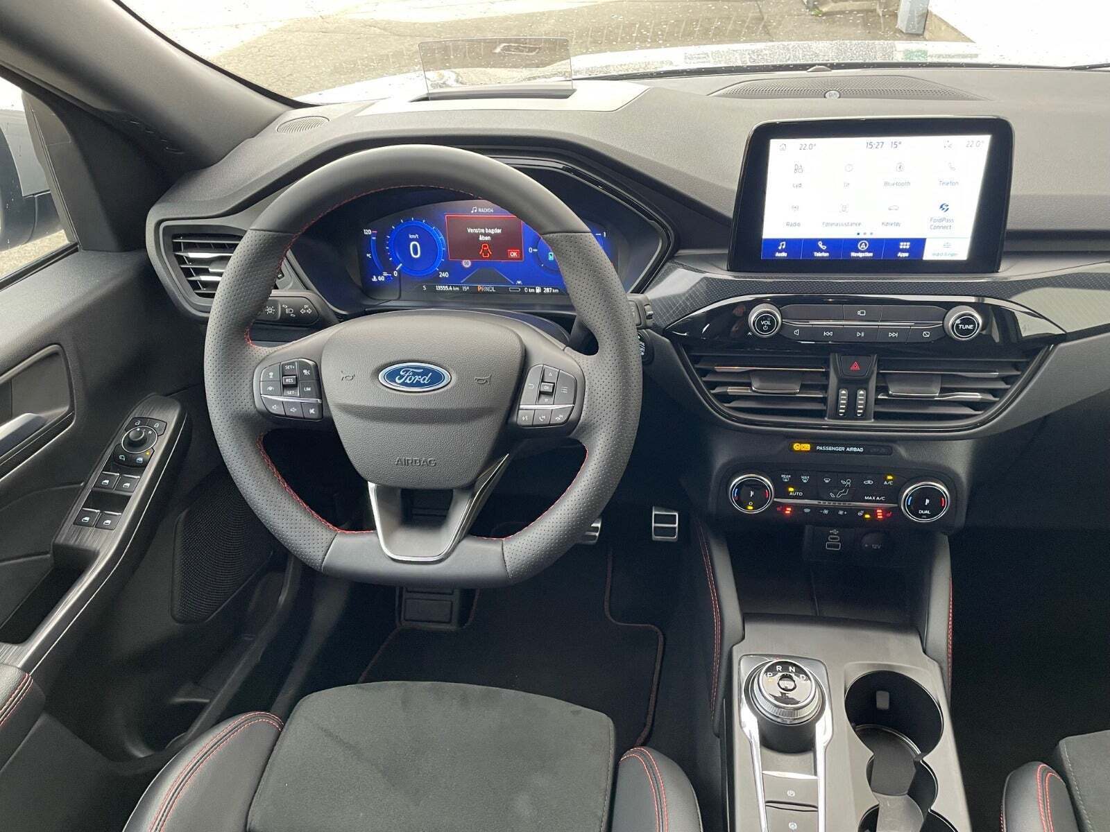 Grå Ford Kuga fra 2023