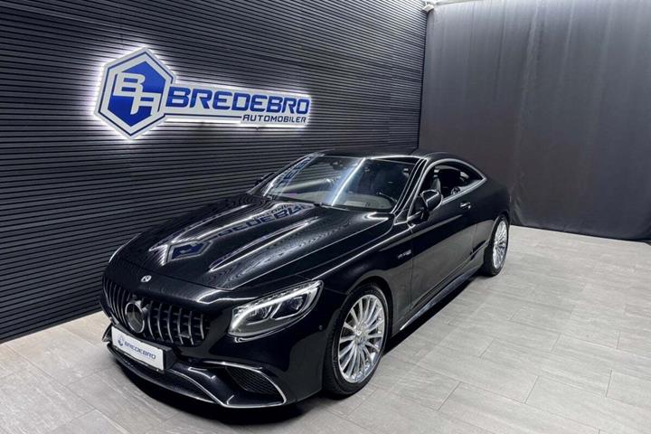 Sort Mercedes S63 fra 2020 set udefra