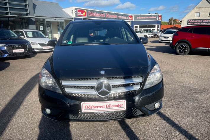 Sort Mercedes B200 fra 2013