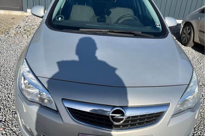 Sølv Opel Astra fra 2010