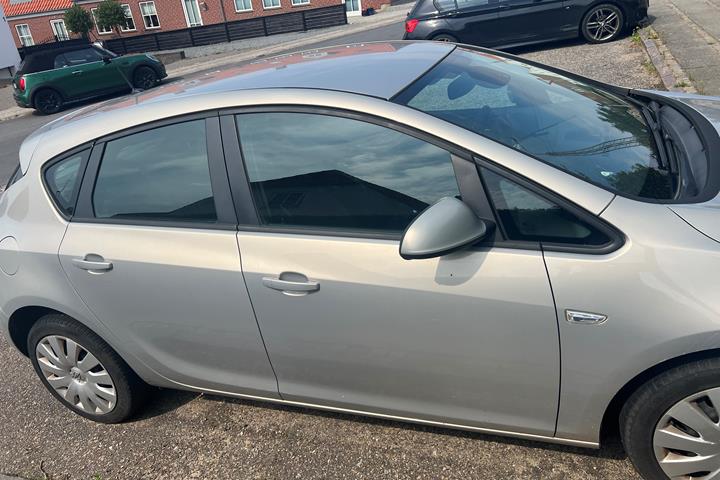 Sølv Opel Astra fra 2010
