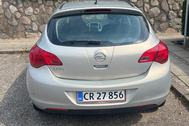 Sølv Opel Astra fra 2010