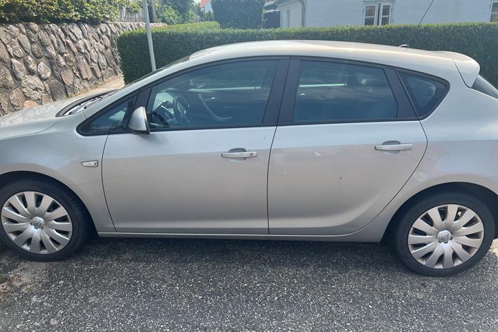 Sølv Opel Astra fra 2010