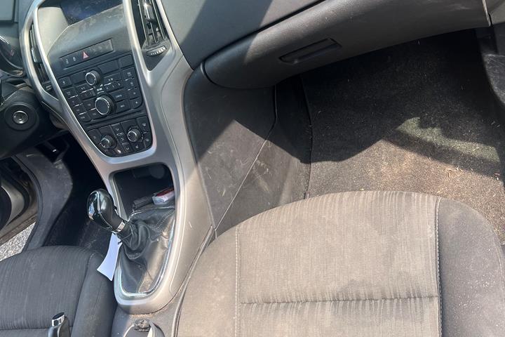 Sølv Opel Astra fra 2010