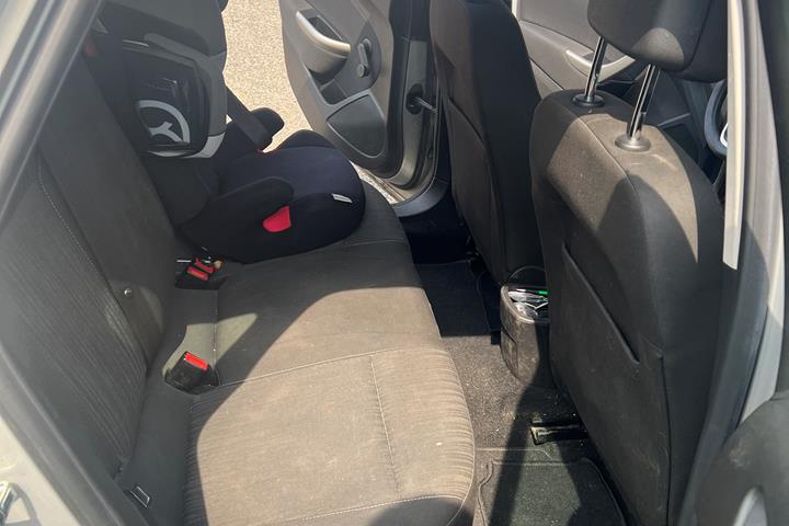 Sølv Opel Astra fra 2010