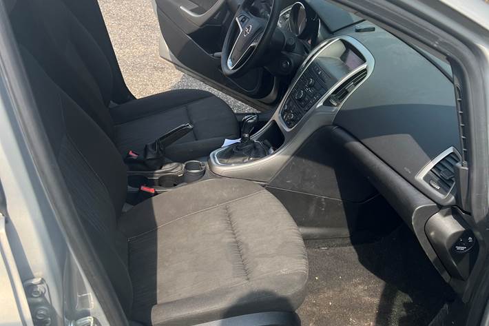 Sølv Opel Astra fra 2010