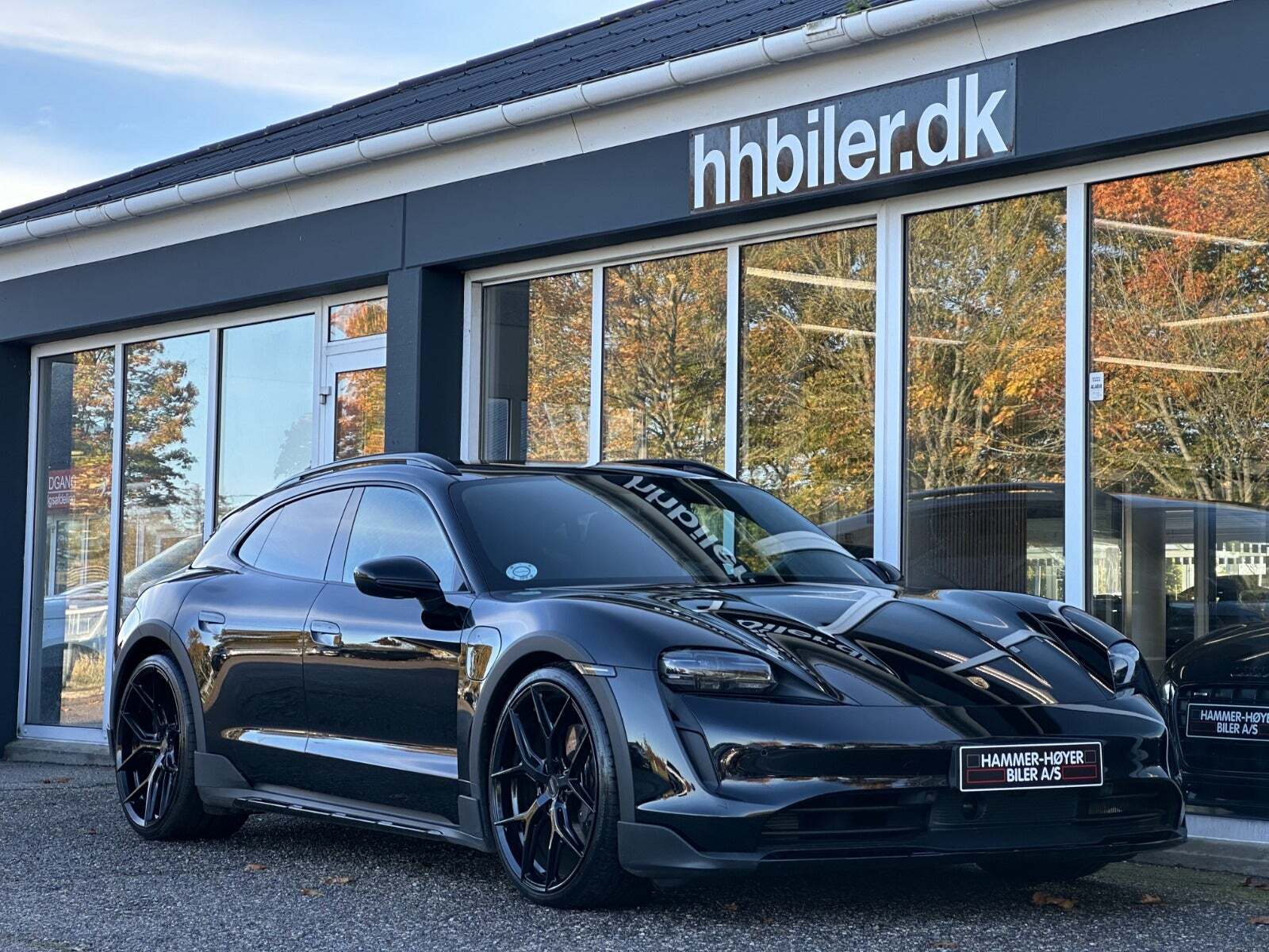 Sort Porsche Taycan 4 fra 2021 set udefra