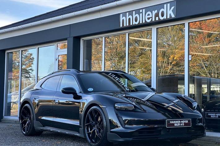 Sort Porsche Taycan 4 fra 2021 set udefra