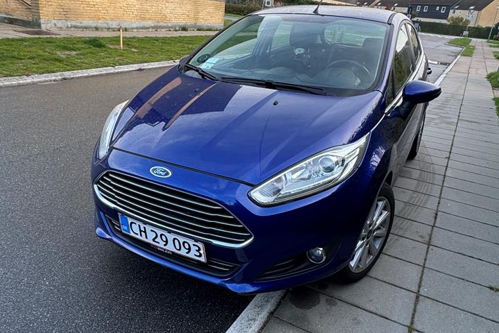 Blå Ford Fiesta fra 2016