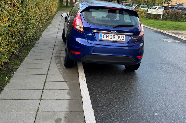 Blå Ford Fiesta fra 2016