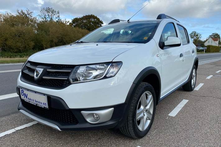 Hvid Dacia Sandero Stepway fra 2016 set udefra